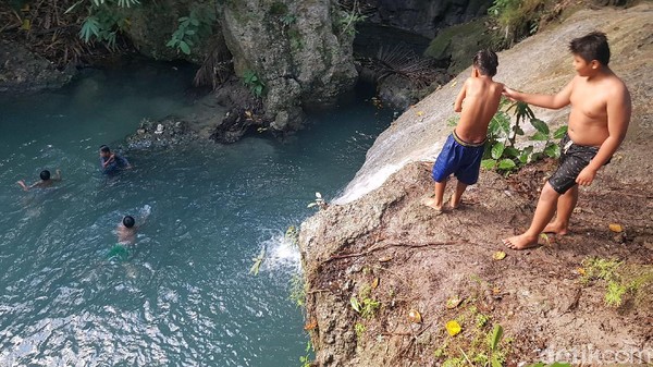 Bentuk air terjun yang jatuh dari atas batu besar sangat menarik perhatian, khususnya anak-anak, untuk menguji adrenaline dengan terjun bebas dari ketinggian ke dalam telaga. (Abdy Febriady/detikTravel) Bentuk air terjun yang jatuh dari atas batu besar sangat menarik perhatian, khususnya anak-anak, untuk menguji adrenaline dengan terjun bebas dari ketinggian ke dalam telaga. (Abdy Febriady/detikTravel)