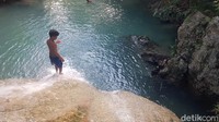 Dalam bahasa setempat, nama Uai Turang, berarti air yang dijatuhkan. Hal ini dikarenakan, air yang mengalir berasal dari anak sungai, jatuh dari ketinggian beberapa meter saja. (Abdy Febriady/detikTravel)