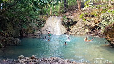 Foto Air Terjun Mini dan Kolam Renang Cantik dari Majene