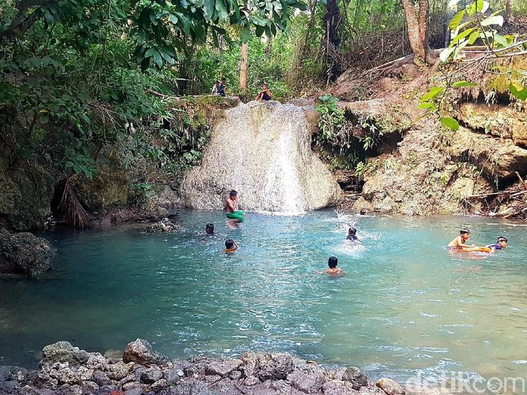 Foto Air Terjun Mini dan Kolam Renang Cantik dari Majene