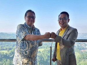 Membaca Arah Adu Kepal Airlangga-Ridwan Kamil
