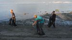 Bersih-bersih Pantai di Hari Lingkungan Hidup Sedunia