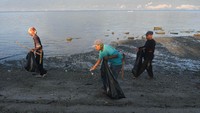 Aksi gotong royong membersihkan pantai oleh masyarakat tersebut sebagai bentuk kepedulian terhadap kelestarian lingkungan.
