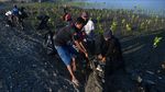 Bersih-bersih Pantai di Hari Lingkungan Hidup Sedunia