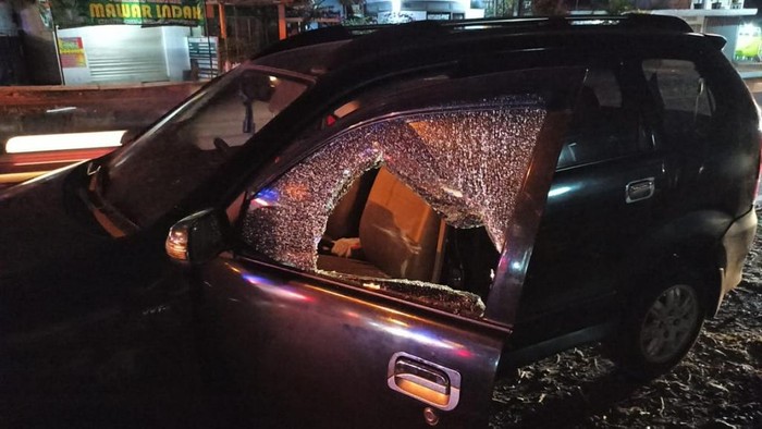 Seorang wartawan media televisi nasional di Pasuruan menjadi korban aksi pecah kaca mobil. Kaca mobil yang ia parkir hancur dan tas di dalamnya raib.