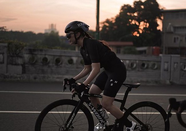 Reni Sutiyoso hobi bersepeda dengan busana serba hitam. Ia terlihat memakai celana dari brand La Passione. Produk celana dari merek asal Italia itu rata-rata dijual seharga 100 euro atau sekitar Rp 2 juta Foto: Instagram