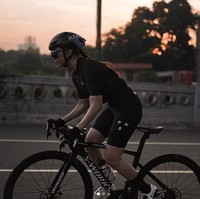 Reni Sutiyoso hobi bersepeda dengan busana serba hitam. Ia terlihat memakai celana dari brand La Passione. Produk celana dari merek asal Italia itu rata-rata dijual seharga 100 euro atau sekitar Rp 2 juta Foto: Instagram