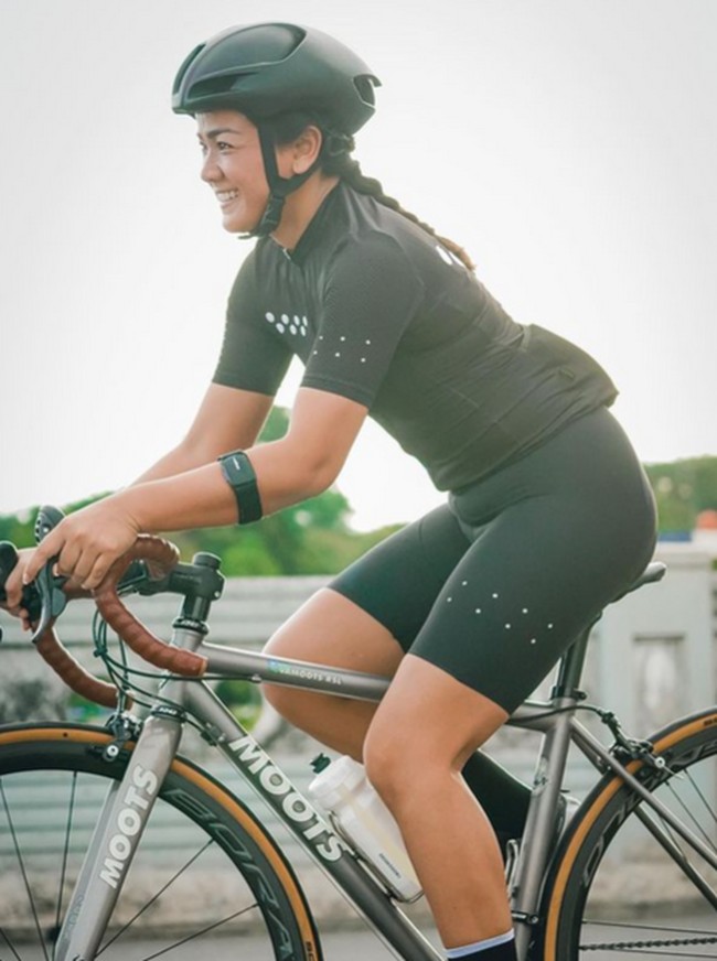 Selebriti lain yang hobi roadbike adalah Nirina Zubir dan suaminya, Ernest Cokelat. Untuk urusan busana, Nirina biasanya memakai produk brand Australia bernama Pedla. Koleksi jersey dijual di kisaran US$ 200 atau Rp 2,8 juta. Sementara itu, celananya seharga US$ 300 atau Rp 3 jutaan. (Foto: Instagram)