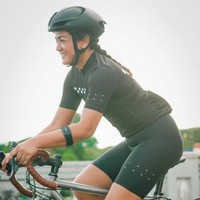 Selebriti lain yang hobi roadbike adalah Nirina Zubir dan suaminya, Ernest Cokelat. Untuk urusan busana, Nirina biasanya memakai produk brand Australia bernama Pedla. Koleksi jersey dijual di kisaran US$ 200 atau Rp 2,8 juta. Sementara itu, celananya seharga US$ 300 atau Rp 3 jutaan. (Foto: Instagram)
