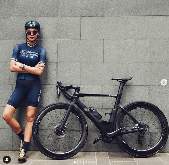 Model Kelly Tandiono juga sedang keranjingan olahraga roadbike. Ia pernah terlihat mengaspal dengan jersey keluaran Attaquer. Rata-rata produk jersey brand asal Australia ini dijual seharga Rp 1 juta ke atas. (Foto: Instagram)