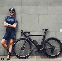 Model Kelly Tandiono juga sedang keranjingan olahraga roadbike. Ia pernah terlihat mengaspal dengan jersey keluaran Attaquer. Rata-rata produk jersey brand asal Australia ini dijual seharga Rp 1 juta ke atas. (Foto: Instagram)