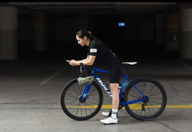 Jersey dan celana serba hitam menjadi andalan Pevita Pearce. Ia diketahui memakai produk dari Rapha yang harganya tak kalah mahal. Sepatu sepeda pun khusus (Foto: Instagram)