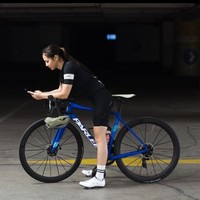 Jersey dan celana serba hitam menjadi andalan Pevita Pearce. Ia diketahui memakai produk dari Rapha yang harganya tak kalah mahal. Sepatu sepeda pun khusus (Foto: Instagram)