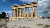 Dilansir dari Travel and Leisure, Selasa (8/12/2020) Perdana Menteri Yunani Kyriakos Mitsotakis meresmikan fasilitas baru yang dirancang agar pengguna kursi roda dan penyandang disabilitas lainnya dapat berjalan-jalan di Acropolis.