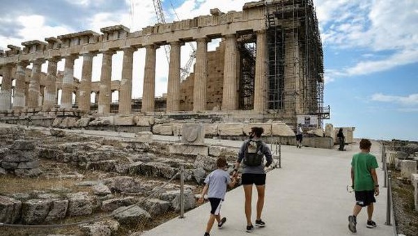 Fasilitas yang dapat dinikmati termasuk lift di sisi utara bukit dan jalur baru yang menggantikan jalur beton yang sebelumnya telah terkikis. Fasilitas yang dapat dinikmati termasuk lift di sisi utara bukit dan jalur baru yang menggantikan jalur beton yang sebelumnya telah terkikis.