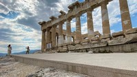Mitsotakis mengatakan bahwa proyek itu didanai oleh pihak swasta yakni Onassis Foundation. Ia juga menjelaskan bahwa kini Acropolis dapat diakses semua orang tanpa kesulitan terhubung dengan rute klasik ke Bukit Acropolis.