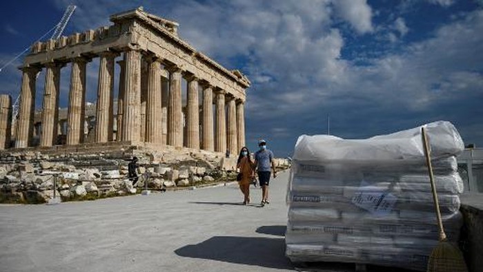 Kaum difabel kini dapat menikmati keindahan Acropolis dengan lebih nyaman.