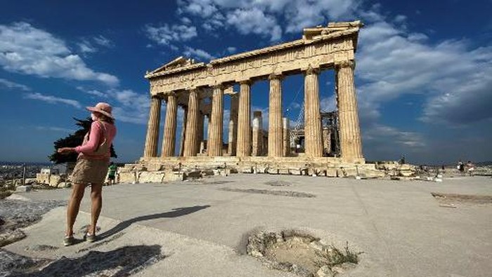 Bangunan Bersejarah Acropolis Kini Ramah Difabel Lho Kaum difabel kini dapat menikmati keindahan Acropolis dengan lebih nyaman.