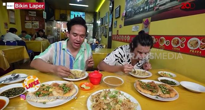Bikin Laper! Intip Serunya Anwar BAB Coba Martabak Kari Palembang