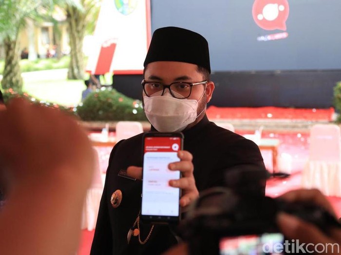Aplikasi Halo Masbup menjadi salah satu alat Bupati Kediri Hanindhito Himawan Pramana dalam melayani masyarakat. Dalam 3 bulan, ia sudah menyelesaikan ratusan masalah warga.