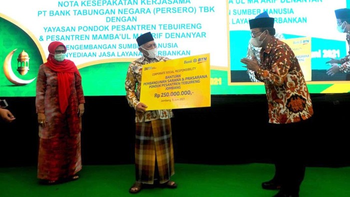 Dukungan untuk Pengembangan Ekonomi Santri Ponpes Tebuireng PT Bank Tabungan Negara (Persero) Tbk memberikan bantuan Corporate Social Responsibility (CSR) kepada Pondok Pesantren Tebuireng untuk pemanfaatan sarana dan prasarana di lingkungan pondok pesantren tersebut. Direktur Utama Bank BTN Haru Koesmahargyo menyerahkan bantuan CSR senilai Rp250.000.000,- dan diterima langsung oleh pengasuh pondok pesantren Tebuireng KH Abdul Hakim Mahfudz di Jombang, Jawa Timur, Sabtu (5/6). Bantuan CSR tersebut diharapkan dapat dimanfaatkan untuk pembangunan sarana olah raga dan pengembangan ekonomi santri melalui pembangunan d'kios di lingkungan ponpes.