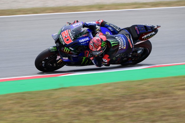 Yamaha French rider Fabio Quartararo rides during the fourth MotoGP free practice session of the Moto Grand Prix de Catalunya at the Circuit de Catalunya on June 5, 2021 in Montmelo on the outskirts of Barcelona. (Photo by LLUIS GENE / AFP)