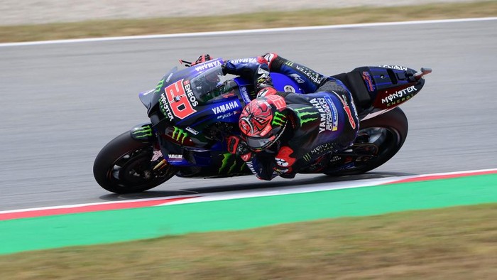 Yamaha French rider Fabio Quartararo rides during the fourth MotoGP free practice session of the Moto Grand Prix de Catalunya at the Circuit de Catalunya on June 5, 2021 in Montmelo on the outskirts of Barcelona. (Photo by LLUIS GENE / AFP)