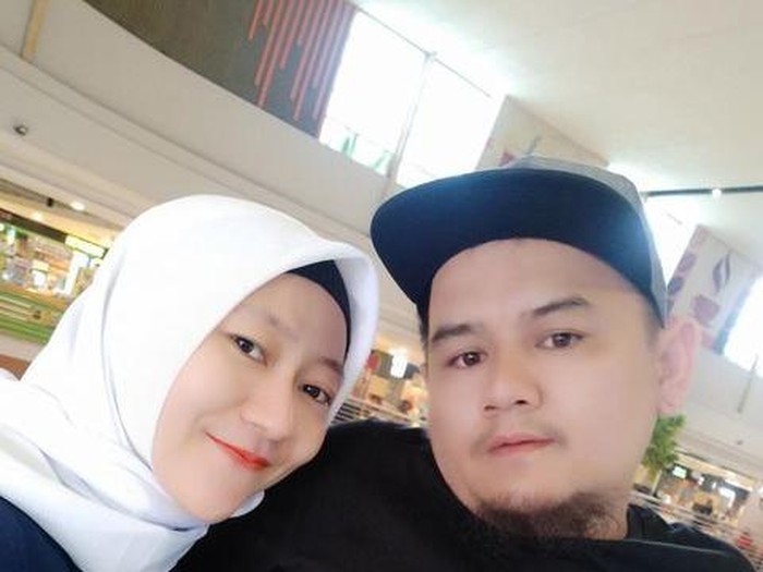Foto Emma dan suaminya. Foto Emma dan suaminya.