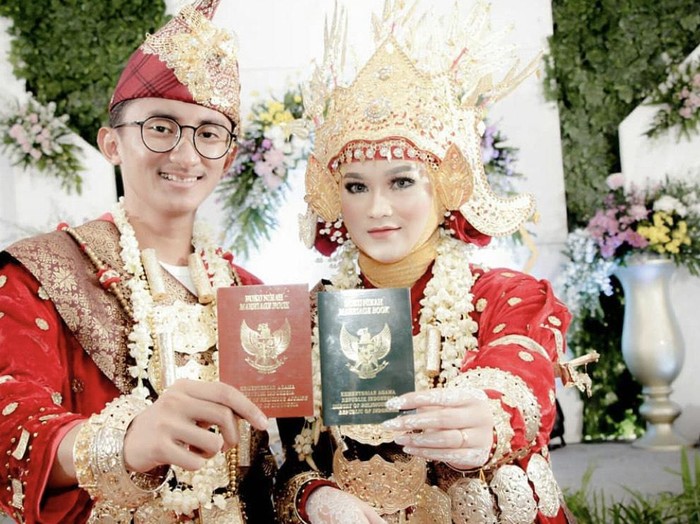 Foto pernikahan Heni dan Rosi Abimanyu.