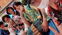 Kebersamaannya dengan anggota boy group VIXX juga terlihat saat mereka sedang melakukan pekerjaan di Filipina. Beberapa gelas es yang menyegarkan dengan baju berdesain ala-ala pantai menjadi selingan mereka saat tengah melakukan pekerjaan di negara tropis yang cukup panas. Foto: Instagram/ravithecrackkidz