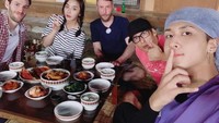 Ikut bergabung pada acara televisi berjudul 2 Days 1 Night, membuat Ravi juga memiliki lebih banyak teman. Saat menjalani acara tersebut, Ravi sangat cepat akrab dengan rekan-rekan pada acara 2 Days 1 Night walaupun beberapa dari mereka merupakan warga negara asing. Foto: Instagram/ravithecrackkidz