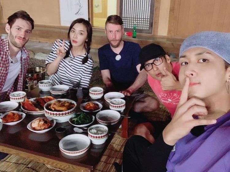 Intip Gaya Keren Ravi VIXX Saat Hangout Bersama Teman-Teman