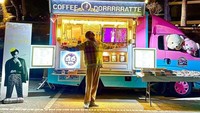 Walaupun tengah terlibat rumor dalam salah satu mini album yang baru saja ia luncurkan, penggemarnya tetap mendukung Ravi. Salah satunya melalui kiriman food truck yang membuat Ravi begitu bahagia. Foto: Instagram/ravithecrackkidz