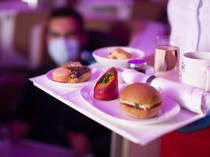 Naik Pesawat Kelas Bisnis, Pria Ini Dapat Makanan Basi dan Tak Matang