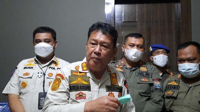 Kasat Pol-PP Kota Palembang, Guruh Agung (kedua kiri)/ M Syahbana-detikcom