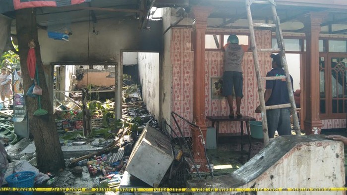 Pasutri di Jombang terbakar saat memindahkan bensin ke botol untuk dijual eceran. Kebakaran juga menghanguskan toko dan rumah mereka.