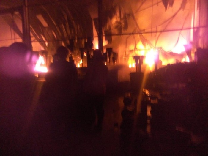 Kebakaran terjadi di pabrik cat di Sidoarjo, PT Kalimas Putra Makmur. Tujuh mobil PMK diterjunkan dalam proses pemadaman.