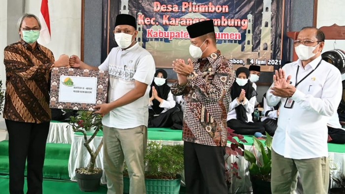 Bantuan yang diberikan antara lain sejumlah paket alat kesehatan, paket sembako, paket Alquran dan juga satu unit mobil ambulance