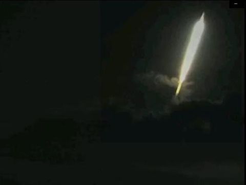 Ada kilatan cahaya yang terekam di atas Gunung Raung. Cahaya tersebut tertangkap kamera CCTV Pos Pengamatan Gunung Api (PPGA) Raung.