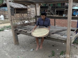 Kisah Kakek Tabelo di Polman Puluhan Kilometer Jalan Kaki Jual Tampah
