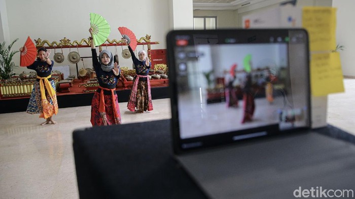 Melestarikan Budaya Tari Daerah di Masa Pandemi Yayasan Belantara Budaya Indonesia memberikan fasilitas berupa materi latihan tari secara daring.