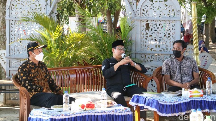 Badan Usaha Milik Desa (BUMDes) merupakan badan usaha yang dibentuk dengan tujuan meningkatkan perekonomian desa, serta usaha masyarakat dalam pengelolaan potensi ekonomi desa. Pernyataan ini disampaikan Menteri Desa, Pembangunan Daerah Tertinggal dan Transmigrasi (Mendes PDTT) Abdul Halim Iskandar, dalam kunjungan kerja di salah satu desa tematik Lamongan, yaitu Desa Kendal, Kecamatan Sekaran.