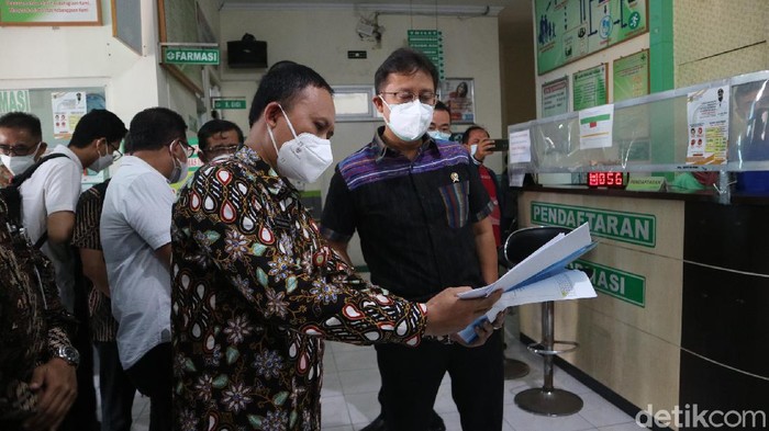 Menkes Budi Gunadi Sadikin mencermati laporan kondisi Corona di Kudus, 5/6/2021