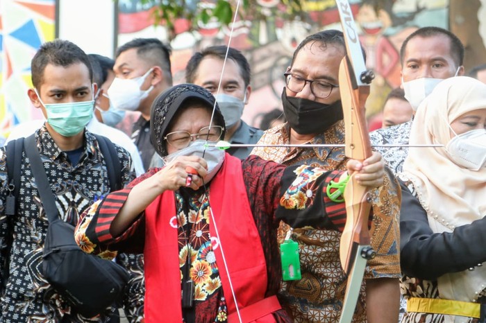 Menteri Sosial Tri Rismaharini gandeng berbagai pihak untuk percepat penerimaan bantuan bencana.