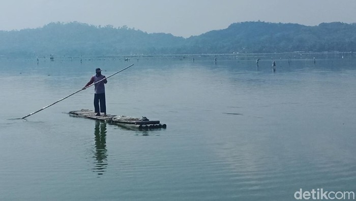Menyambung Hidup dengan Jaring Ikan di Rawa Jombor Klaten Sejumlah nelayan Dusun Jombor, Desa Krakitan, Kecamatan Bayat, Klaten, Jawa Tengah tetap bertahan mencari ikan di kawasan Rawa Jombor.
