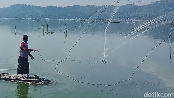Menyambung Hidup dengan Jaring Ikan di Rawa Jombor Klaten Sejumlah nelayan Dusun Jombor, Desa Krakitan, Kecamatan Bayat, Klaten, Jawa Tengah tetap bertahan mencari ikan di kawasan Rawa Jombor.
