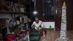 Keren! Miniatur Monas Dibuat dari Koran Bekas Lho
