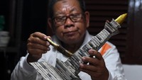 Sugito (68) menyelesaikan pembuatan miniatur Monas dari kertas koran bekas di Bank Sampah Tri Alam Lestari, Pesanggrahan, Jakarta Selatan, Sabtu (5/6/2021).
