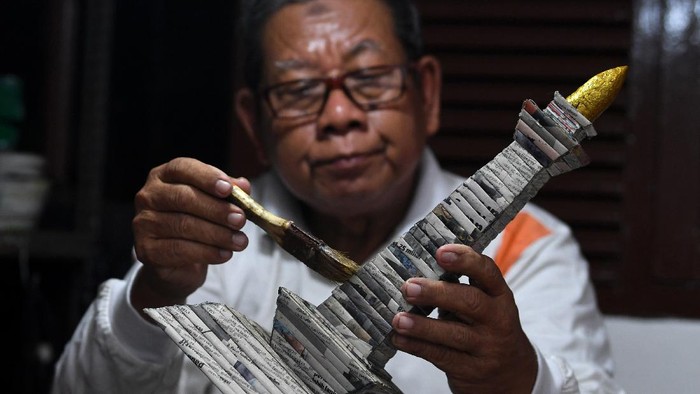 MINIATUR MONAS DARI KERTAS KORAN BEKAS Sugito (68) menyelesaikan pembuatan miniatur Monas dari kertas koran bekas di Bank Sampah Tri Alam Lestari, Pesanggrahan, Jakarta Selatan, Sabtu (5/6/2021). Kerajinan yang memanfaatkan limbah kertas koran bekas hasil setoran para nasabah di bank sampah tersebut dijual dari harga Rp50 ribu hingga Rp250 ribu tergantung ukuran. ANTARA FOTO/Sigid Kurniawan/rwa.
