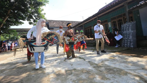 Candirejo dikenal juga sebagai simbol budaya jawa, mengunggulkan atraksi budaya seni tari jatilan, seni musik gamelan, hingga olahan kuliner berbahan dasar tempe yang sedang diusulkan menjadi warisan budaya dunia ke UNESCO. Candirejo dikenal juga sebagai simbol budaya jawa, mengunggulkan atraksi budaya seni tari jatilan, seni musik gamelan, hingga olahan kuliner berbahan dasar tempe yang sedang diusulkan menjadi warisan budaya dunia ke UNESCO.